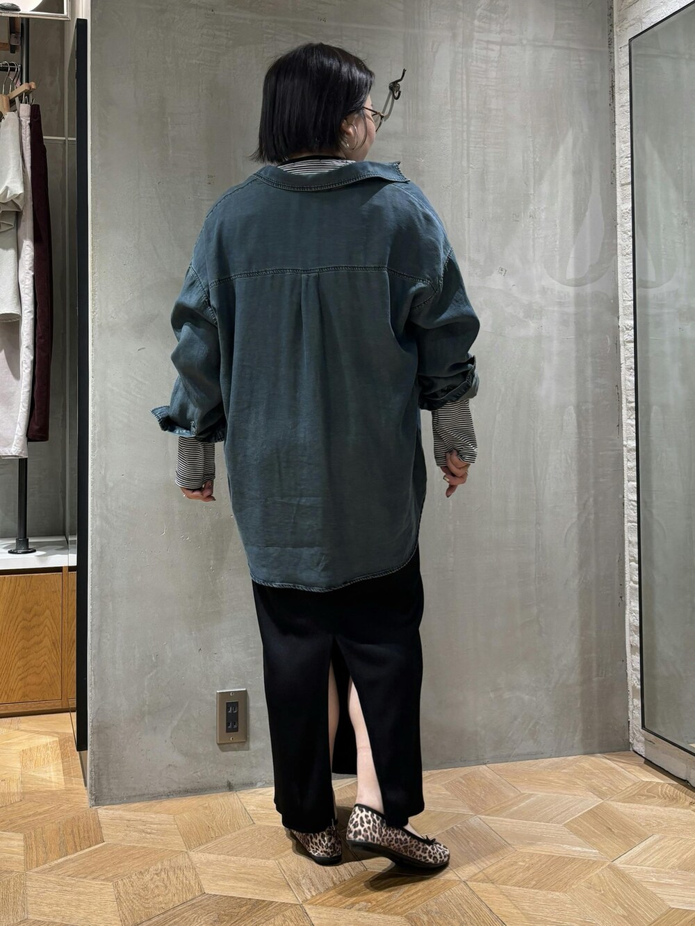 ホワイト系のTシャツ/カットソー、ブルー系のシャツ/ブラウス、ブラック系のスカートを着用したレディースの秋コーディネートの3枚目の写真