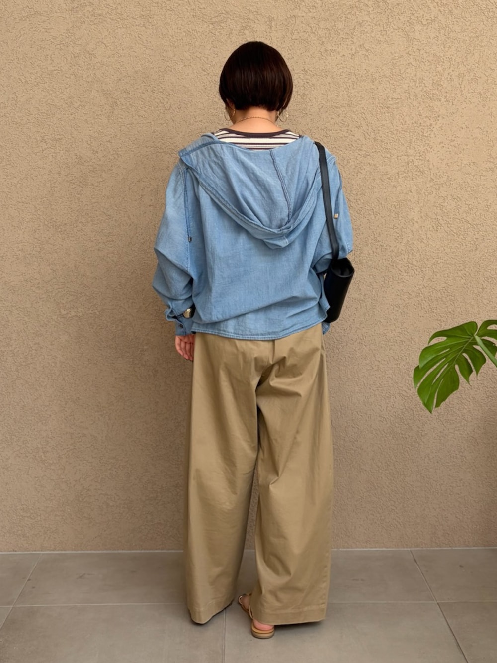 ブラウン系のタンクトップ、ブルー系のシャツ/ブラウス、ベージュ系のその他パンツを着用したレディースの春コーディネートの3枚目の写真