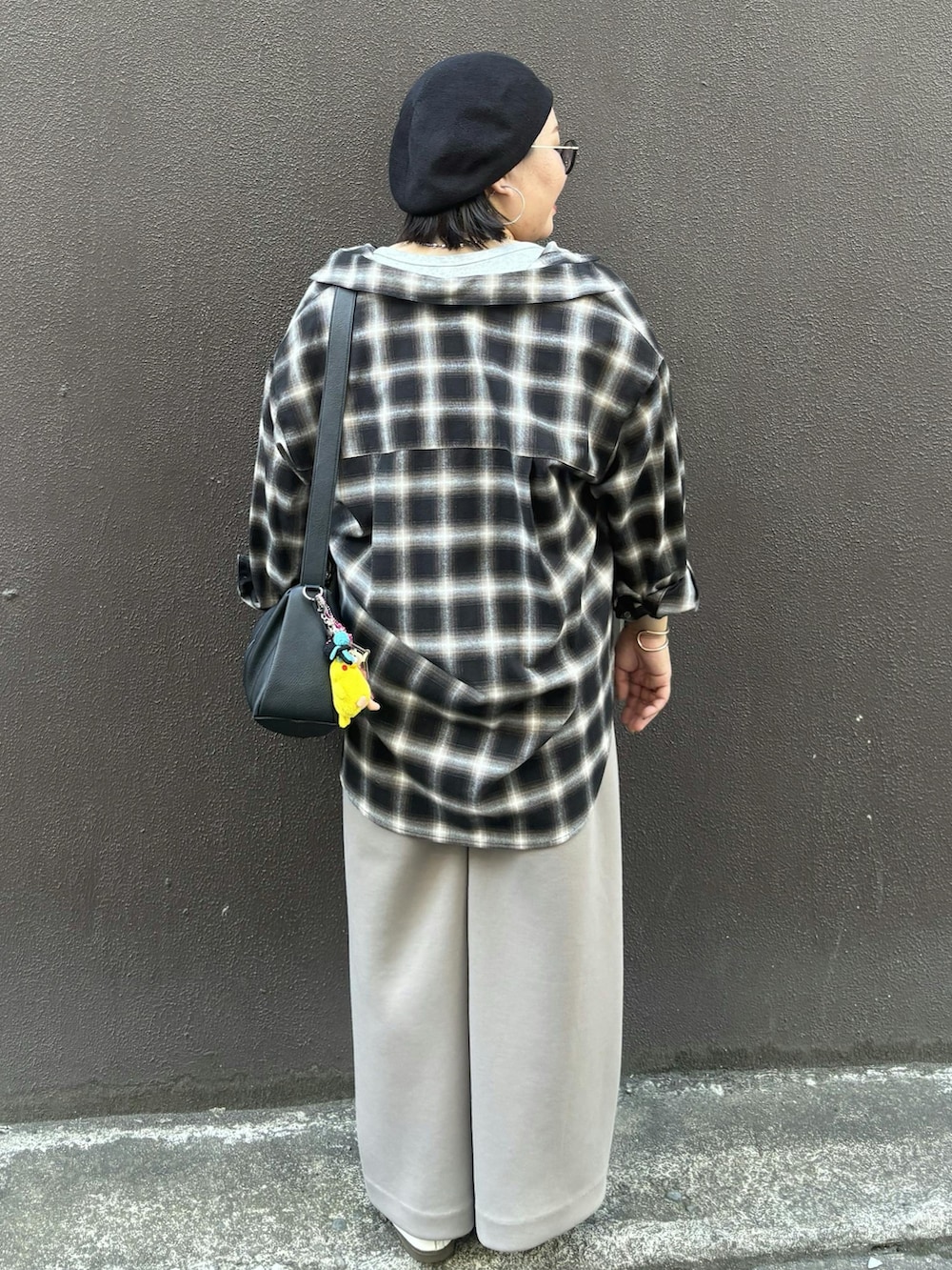 ブラック系のシャツ/ブラウス、ブラウン系のその他パンツを着用したレディースの秋コーディネートの3枚目の写真