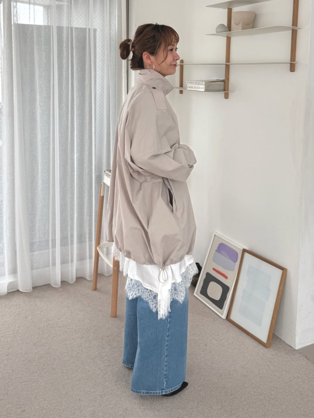 ブルー系のシャツ/ブラウス、ホワイト系のシャツ/ブラウス、グレー系のモッズコートを着用したレディースの冬コーディネートの3枚目の写真