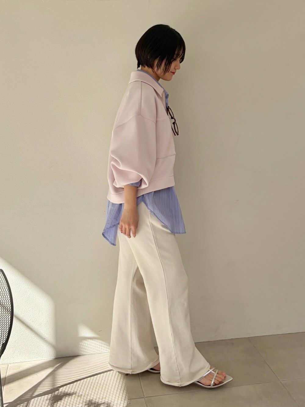 ピンク系のブルゾン、ブルー系のシャツ/ブラウス、ホワイト系のスウェットパンツを着用したレディースの冬コーディネートの2枚目の写真