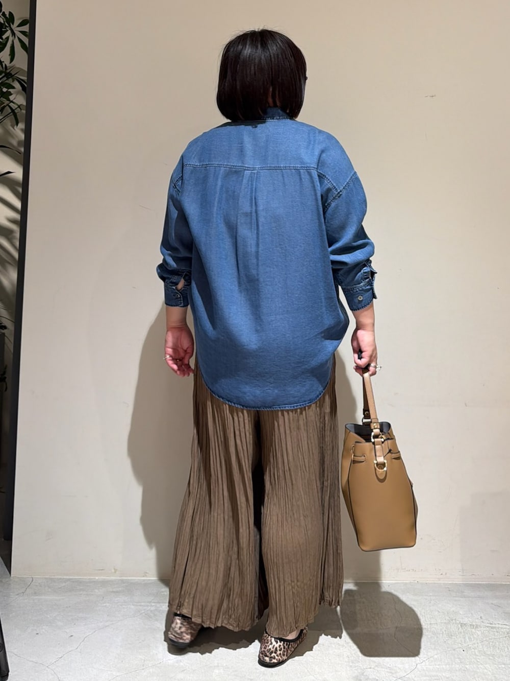 ブルー系のシャツ/ブラウス、ブラウン系のその他パンツを着用したレディースの春コーディネートの3枚目の写真