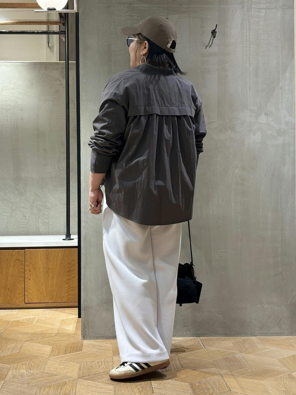 グレー系のブルゾン、グレー系のTシャツ/カットソー、グレー系のその他パンツを着用したレディースの秋コーディネートの3枚目の写真