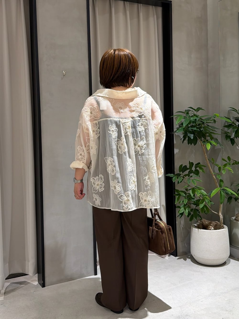 ホワイト系のシャツ/ブラウス、ブラウン系のその他パンツ、ブラウン系のショルダーバッグを着用したレディースの秋コーディネートの3枚目の写真