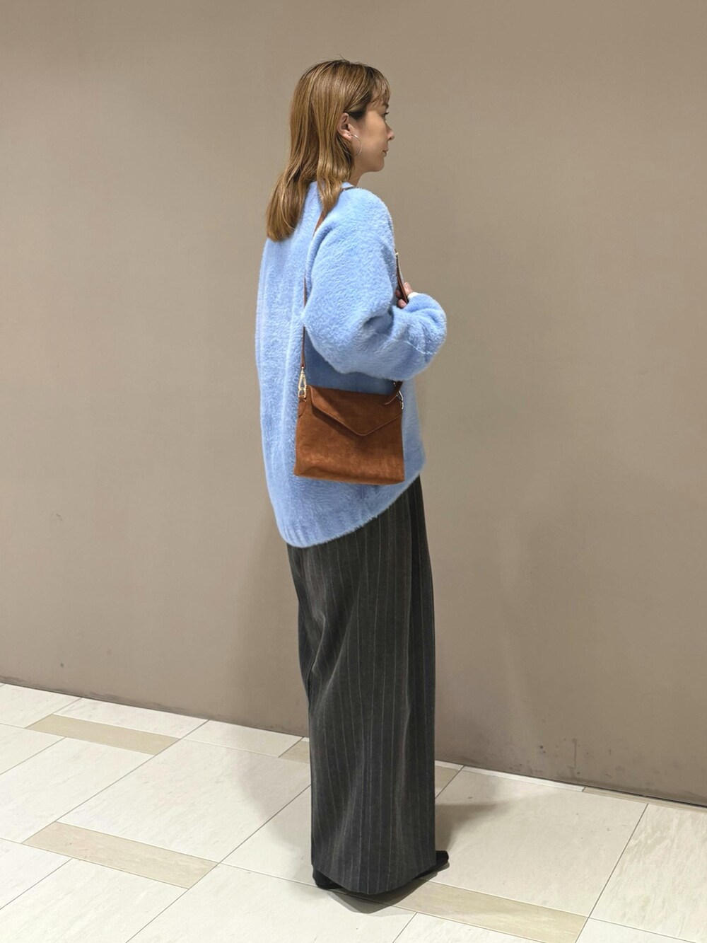 グレー系のその他パンツ、ブルー系のカーディガン/ボレロを着用したレディースの秋コーディネートの2枚目の写真