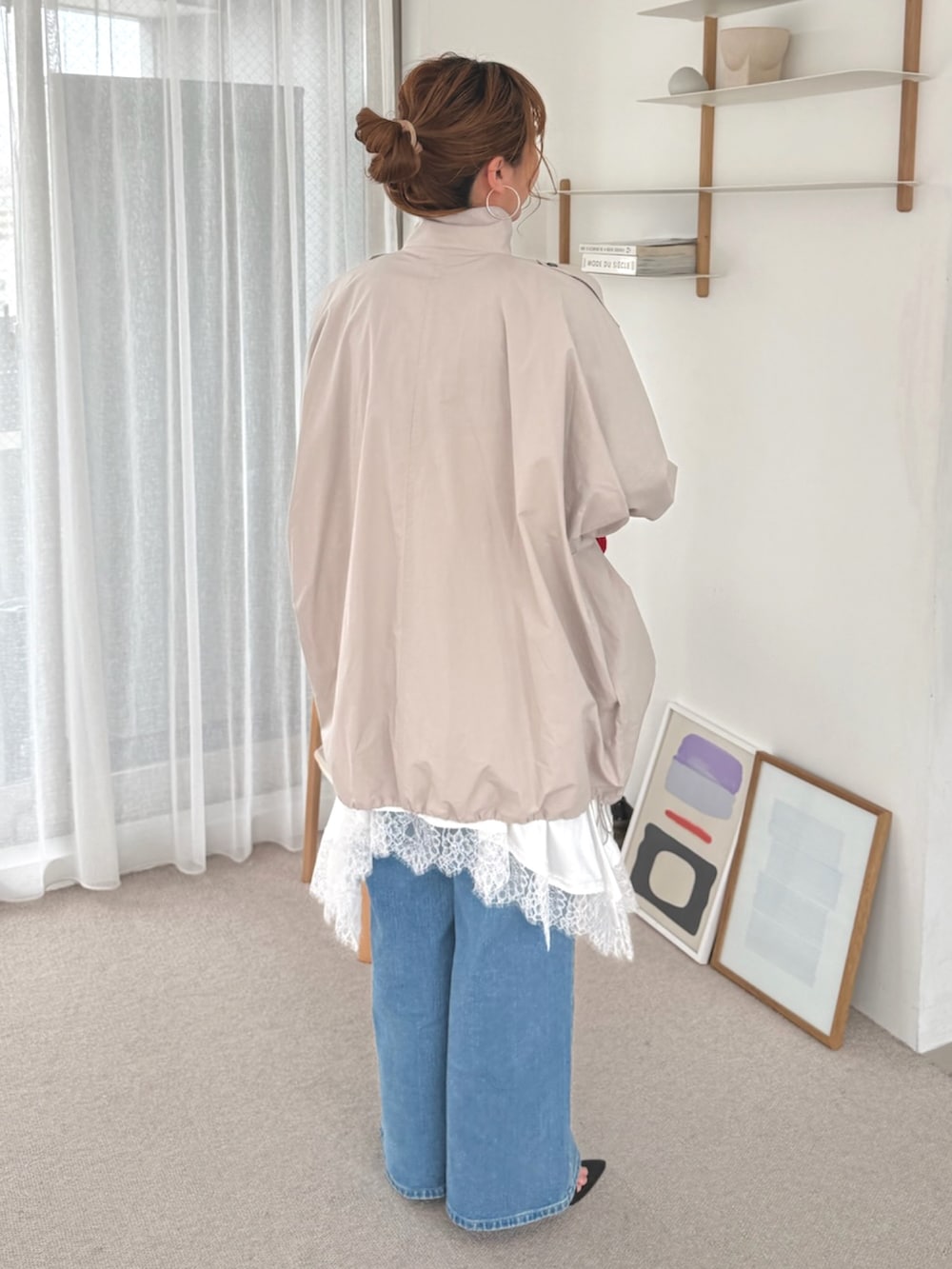 ブルー系のシャツ/ブラウス、ホワイト系のシャツ/ブラウス、グレー系のモッズコートを着用したレディースの冬コーディネートの4枚目の写真