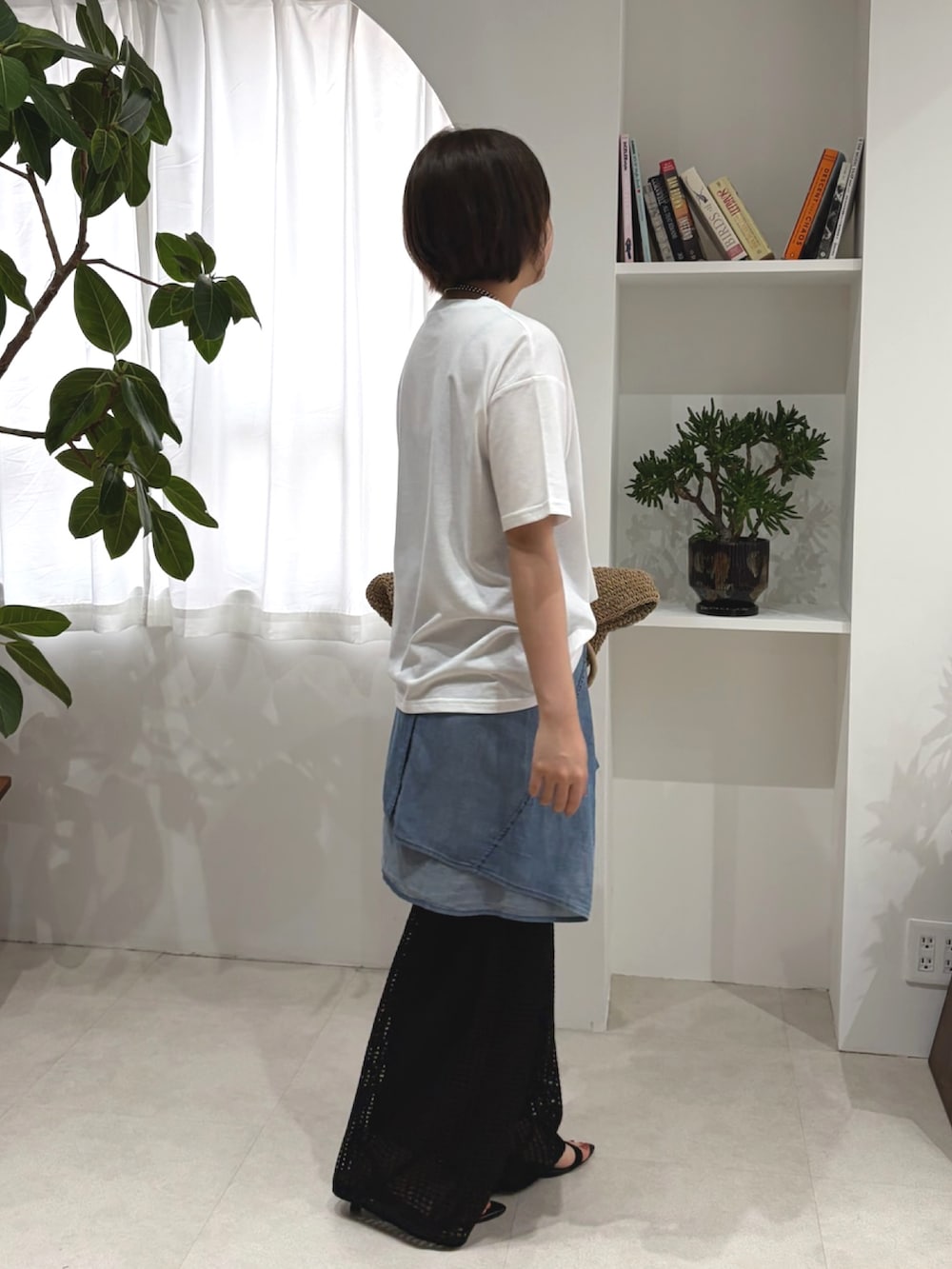 ホワイト系のTシャツ/カットソー、ブラック系のその他パンツを着用したレディースの夏コーディネートの2枚目の写真