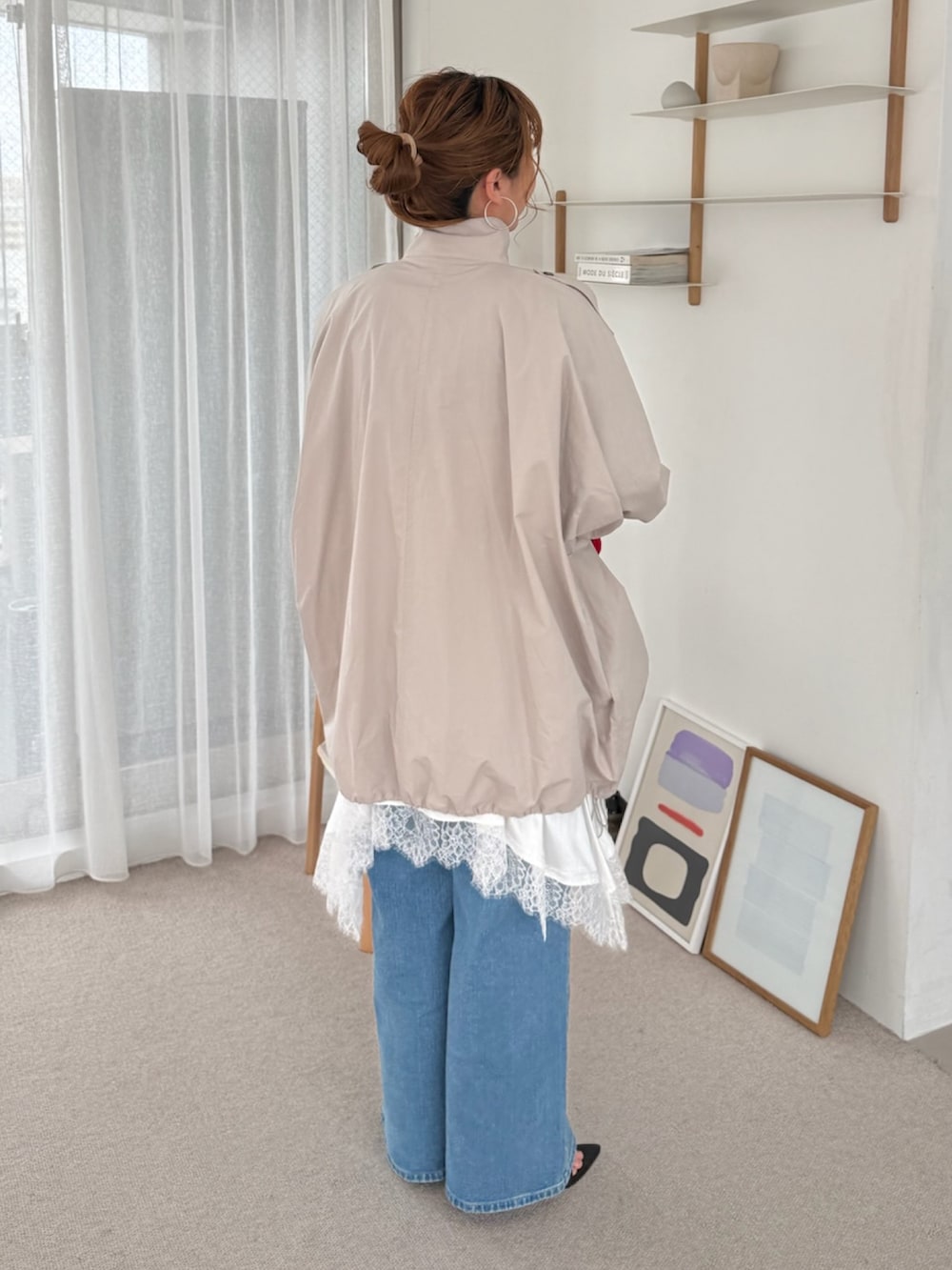 グレー系のモッズコート、ブルー系のシャツ/ブラウス、ホワイト系のシャツ/ブラウスを着用したレディースの冬コーディネートの3枚目の写真