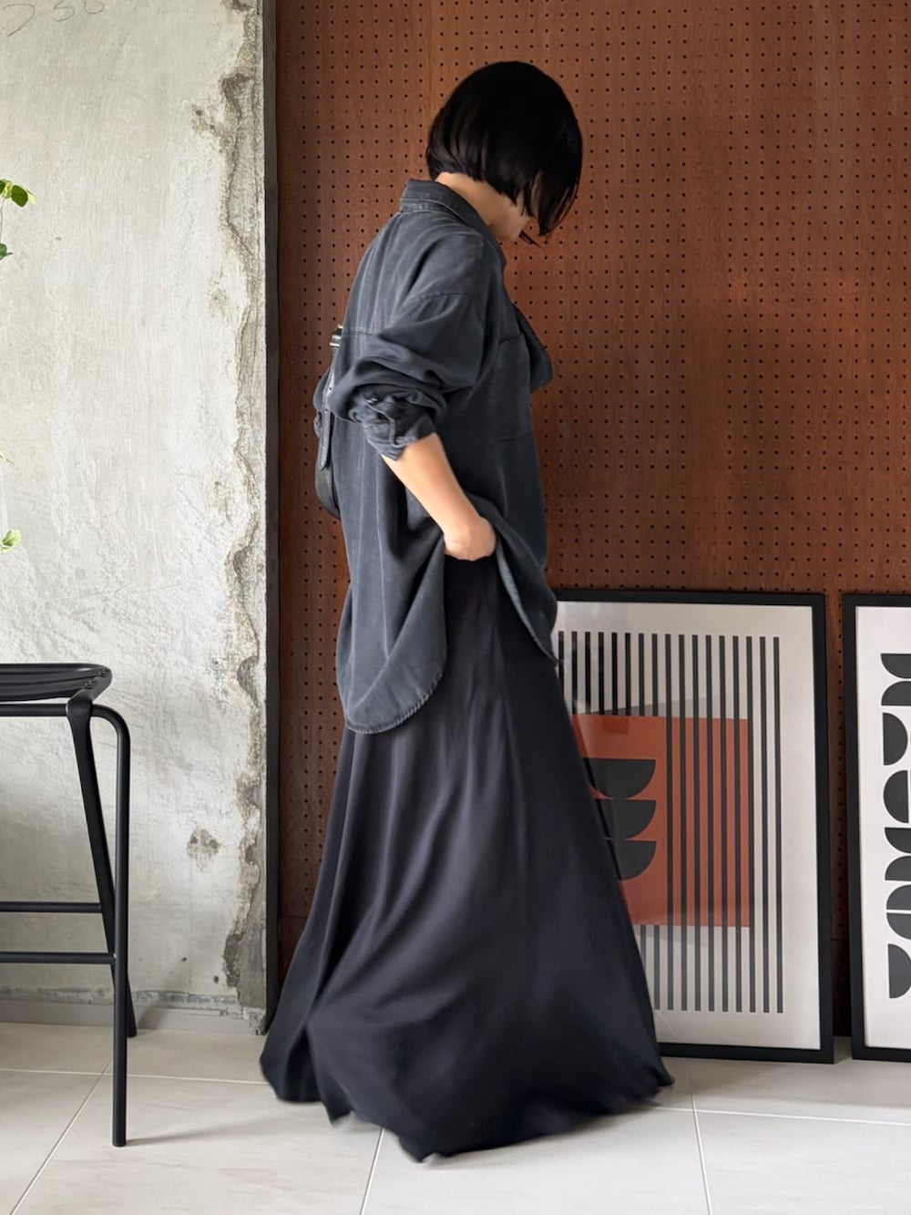 グレー系のシャツ/ブラウス、ブラック系のスカートを着用したレディースの夏コーディネートの3枚目の写真