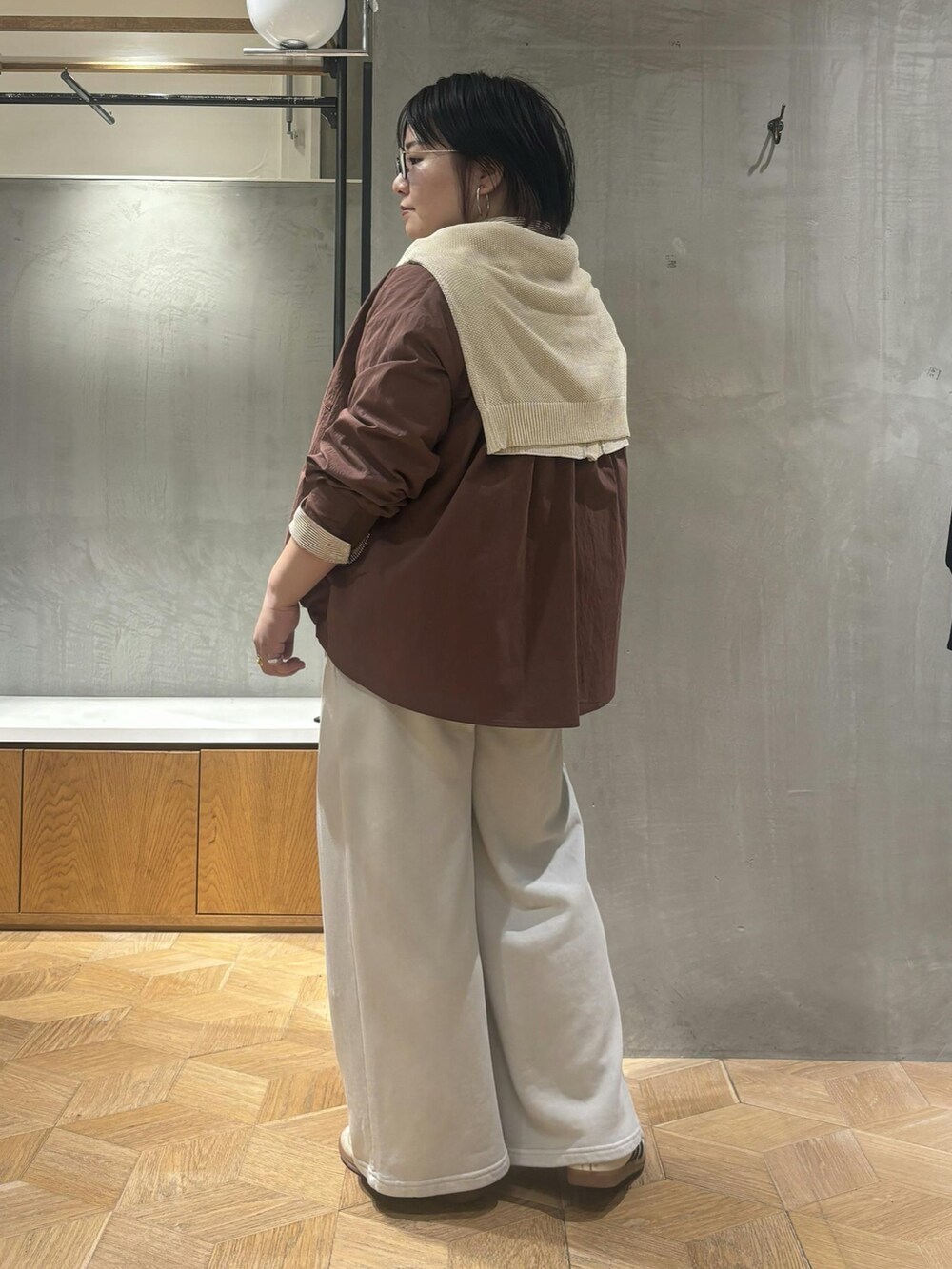 ブラウン系のブルゾン、ベージュ系のスウェットパンツを着用したレディースの秋コーディネートの3枚目の写真