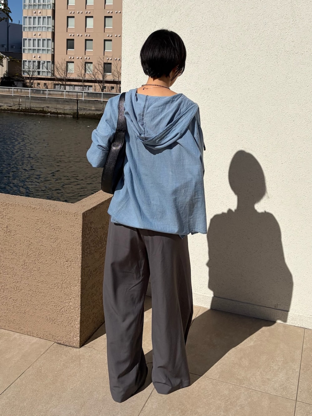 ブルー系のシャツ/ブラウス、グレー系のその他パンツを着用したレディースの春コーディネートの3枚目の写真