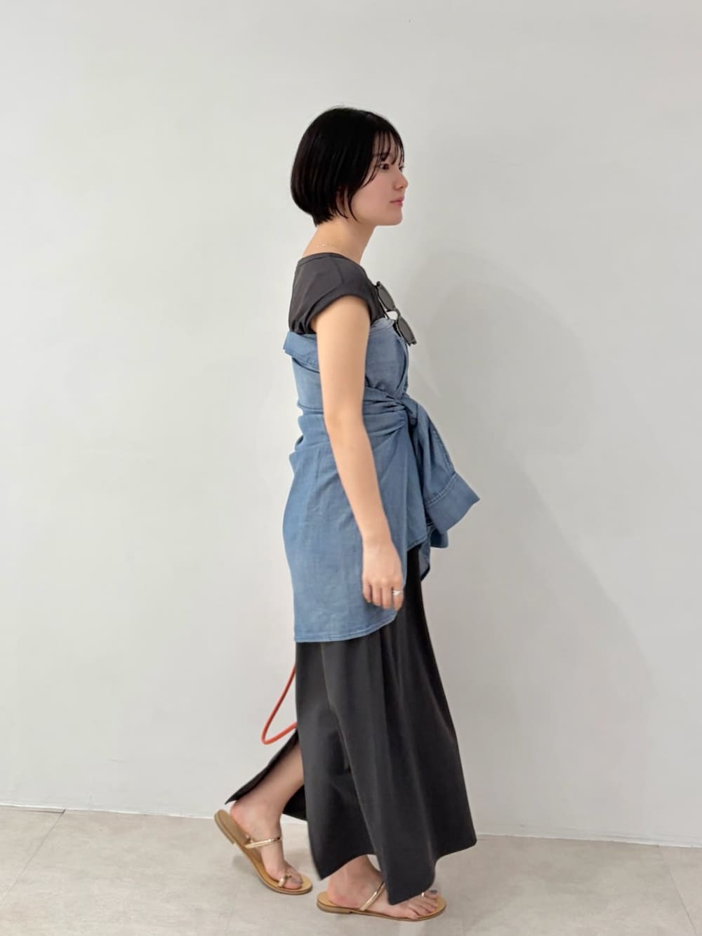グレー系のワンピース、ブルー系のシャツ/ブラウスを着用したレディースの夏コーディネートの2枚目の写真
