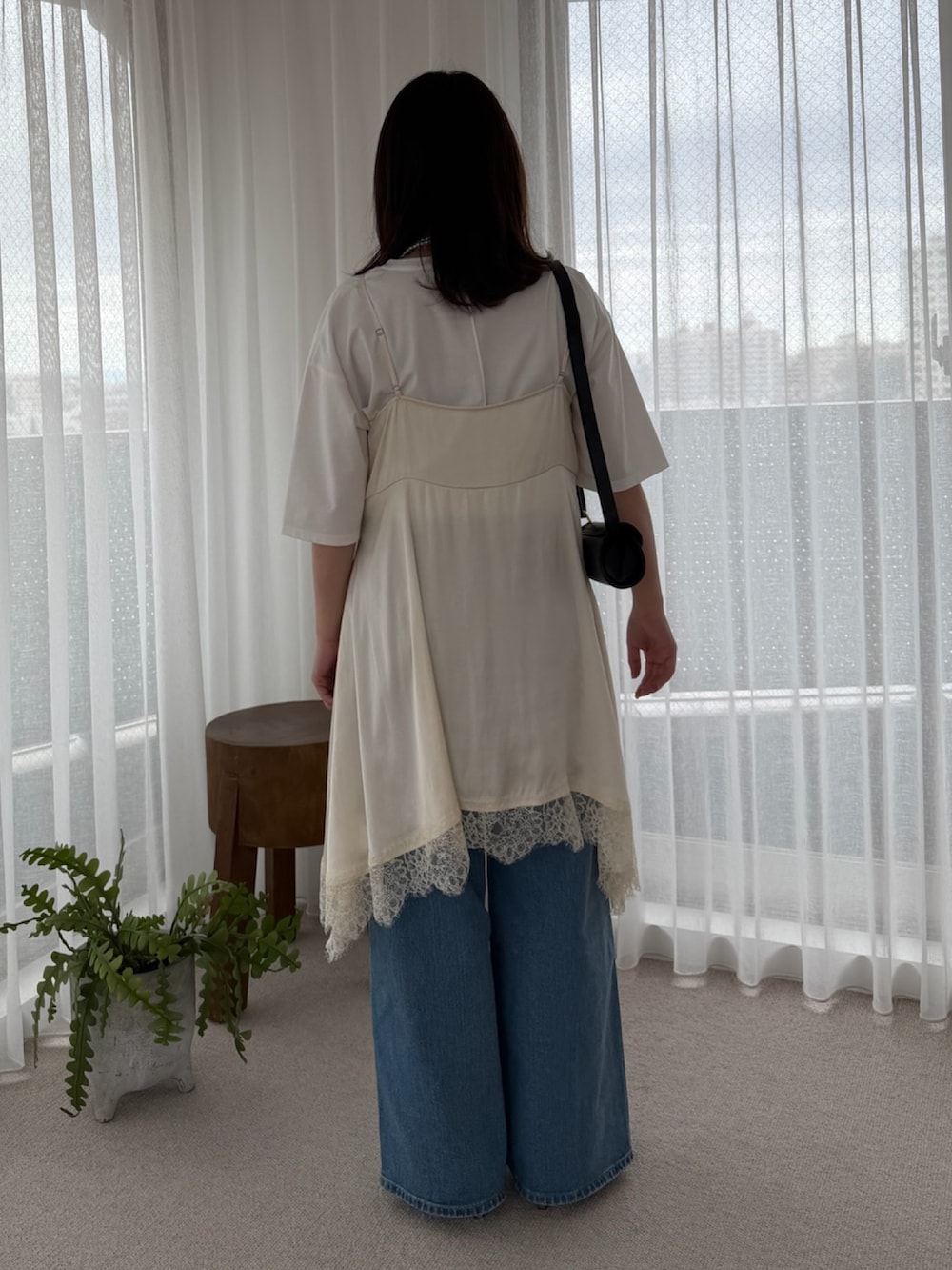 ホワイト系のTシャツ/カットソー、ホワイト系のシャツ/ブラウスを着用したレディースの春コーディネートの3枚目の写真