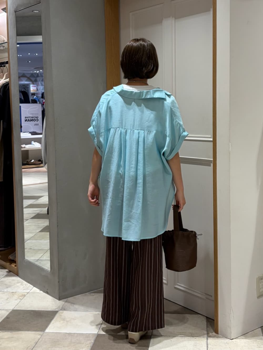 ブルー系のシャツ/ブラウス、ブラウン系のその他パンツ、ホワイト系のTシャツ/カットソーを着用したレディースの夏コーディネートの3枚目の写真