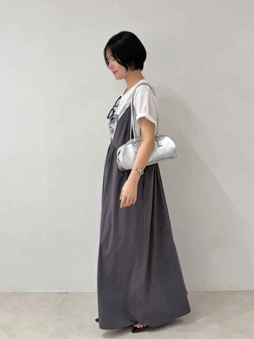 ホワイト系のTシャツ/カットソー、グレー系のワンピースを着用したレディースの夏コーディネートの2枚目の写真