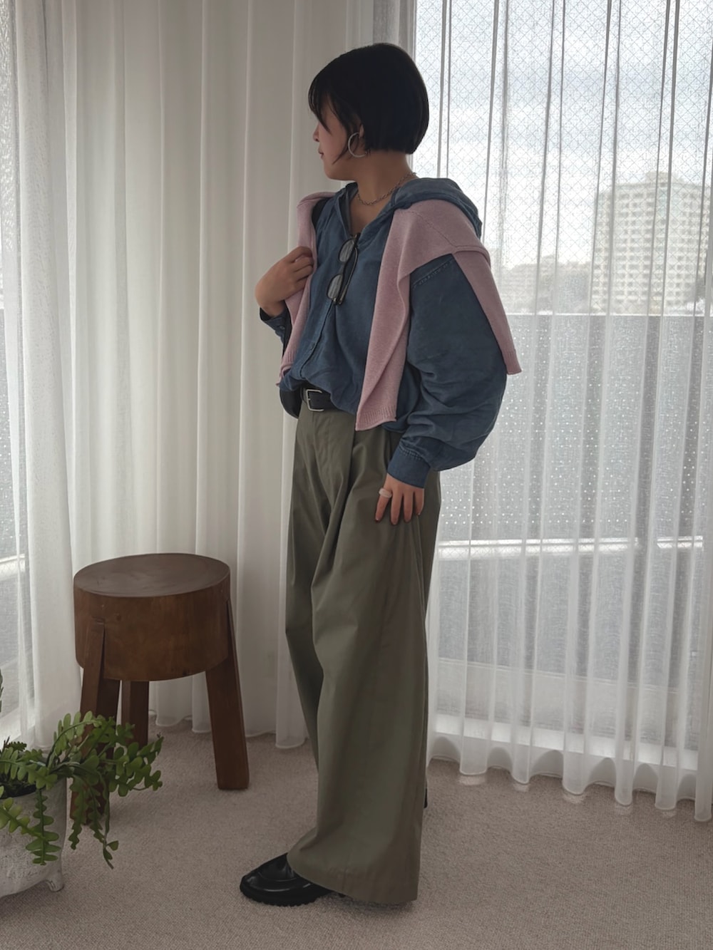 ブルー系のシャツ/ブラウス、ピンク系のニット/セーター、グリーン系のその他パンツを着用したレディースの春コーディネートの2枚目の写真