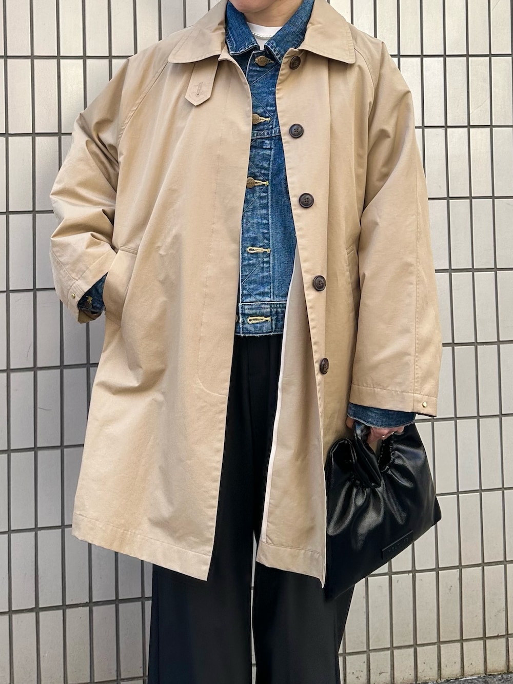 「春めき満開コーデ、休日スタイル、大人カジュアル、シンプルスタイル、春服、おでかけコーデ、30代コーデ、ベージュ、春アウター、ステンカラーコート」｜「Doux archivesのステンカラーコート（ステンカラーコート、ベージュ系）」を使った、douxarchivesさん（骨格ナチュラル・レディース・159cm）の春コーディネートの2枚目の写真