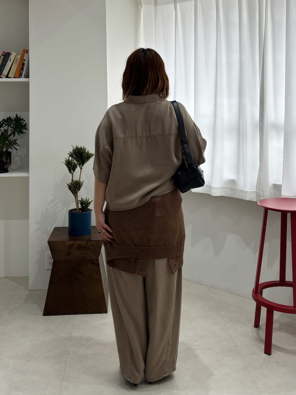 ブラウン系のその他パンツ、ブラウン系のシャツ/ブラウス、ブラウン系のカーディガン/ボレロを着用したレディースの夏コーディネートの3枚目の写真