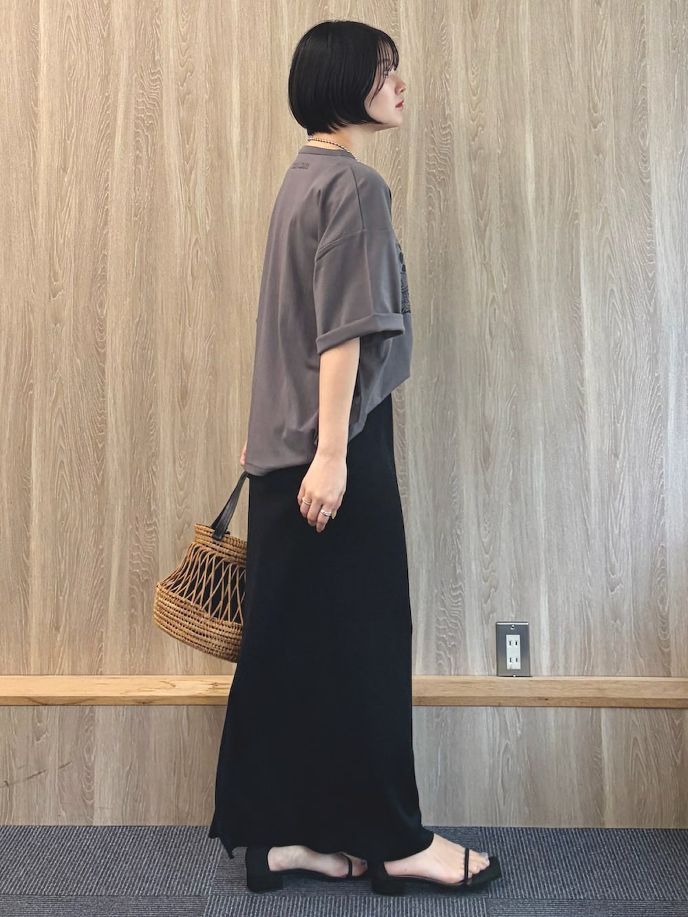 グレー系のTシャツ/カットソー、ブラック系のスカートを着用したレディースの夏コーディネートの2枚目の写真
