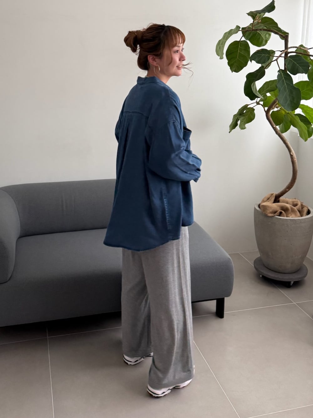 ブルー系のシャツ/ブラウス、ホワイト系のTシャツ/カットソー、グレー系のその他パンツを着用したレディースの春コーディネートの3枚目の写真