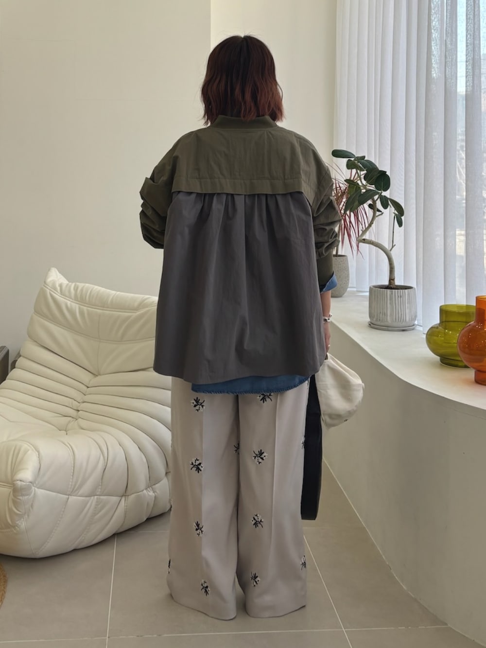 ホワイト系のシャツ/ブラウス、ベージュ系のその他パンツを着用したレディースの春コーディネートの3枚目の写真