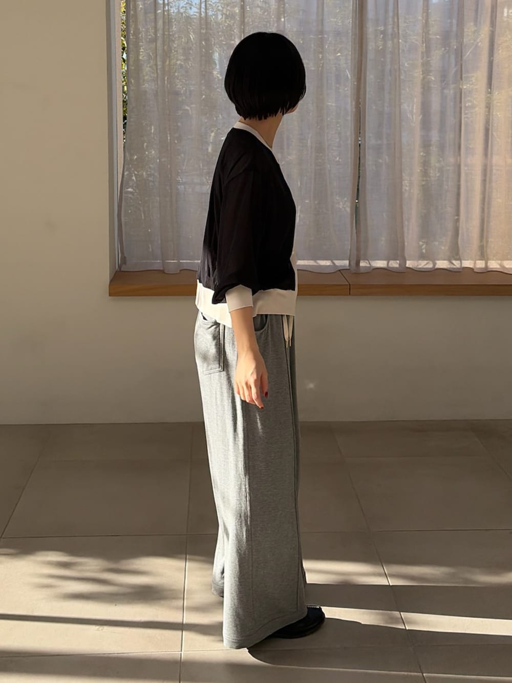 ブラック系のカーディガン/ボレロ、グレー系のその他パンツを着用したレディースの春コーディネートの2枚目の写真