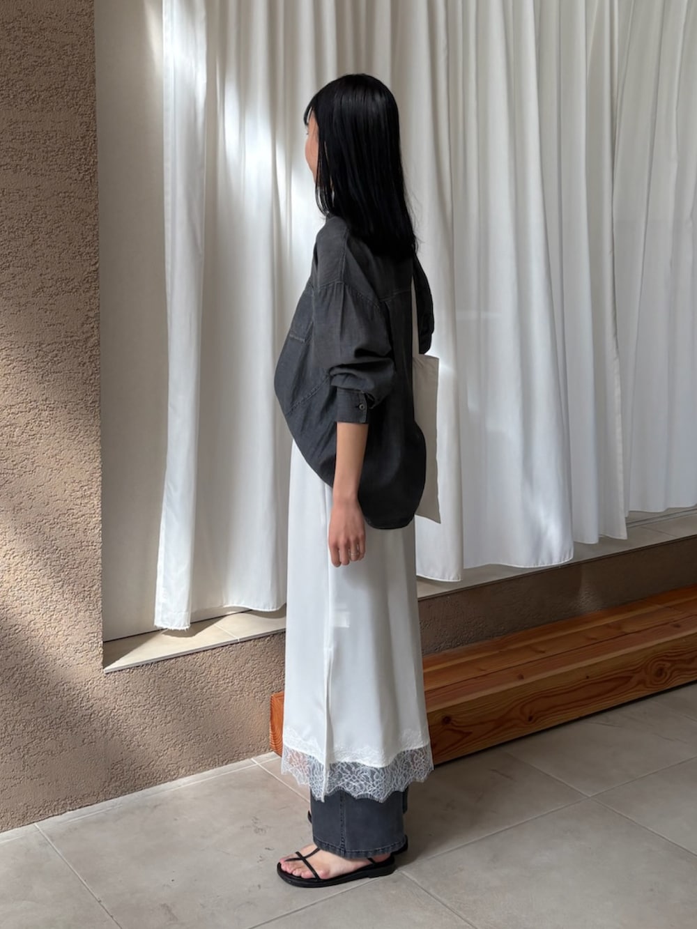 グレー系のシャツ/ブラウス、ホワイト系のスカートを着用したレディースの春コーディネートの2枚目の写真