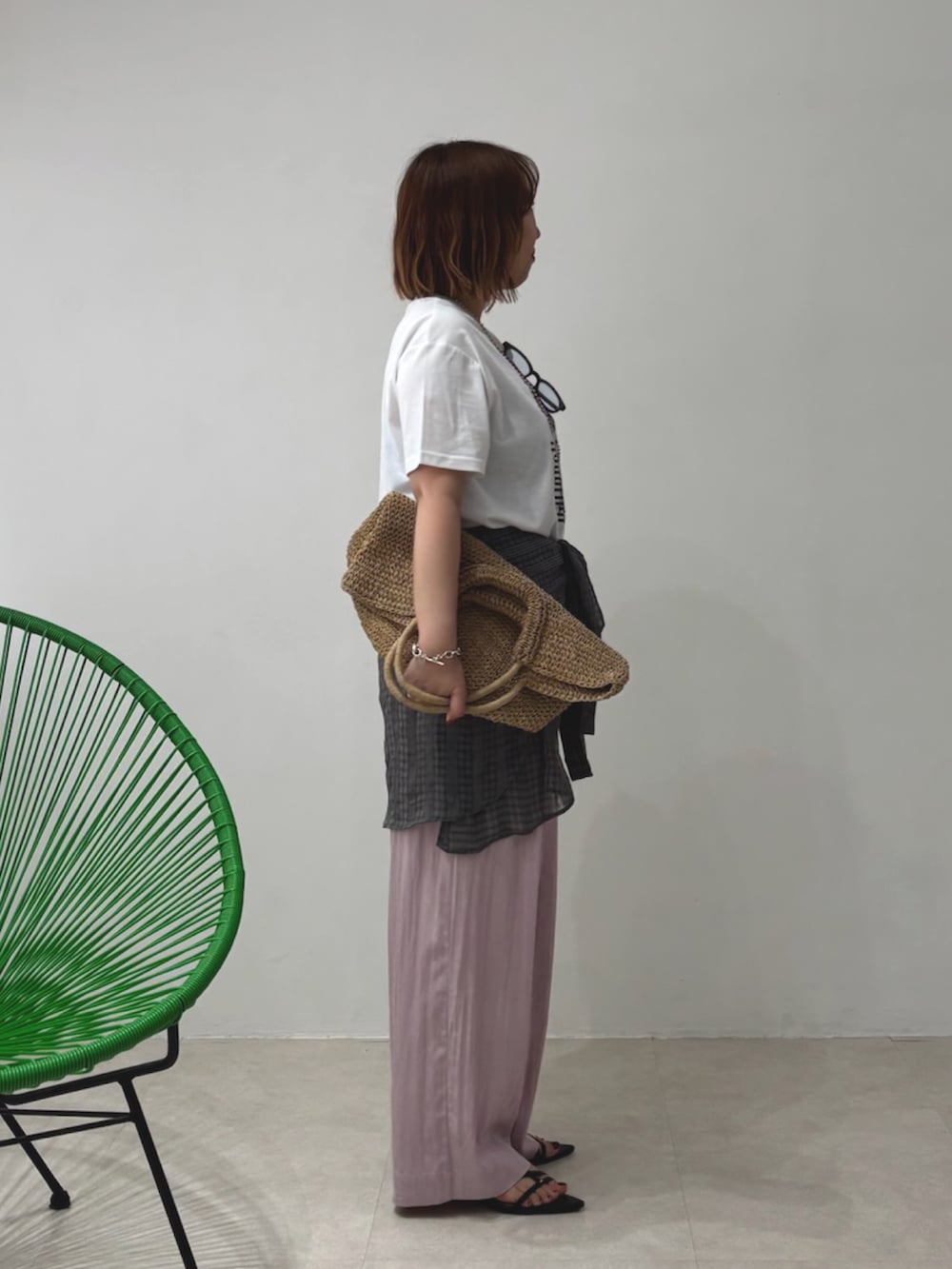 ピンク系のその他パンツ、ホワイト系のTシャツ/カットソー、グレー系のシャツ/ブラウスを着用したレディースの夏コーディネートの2枚目の写真