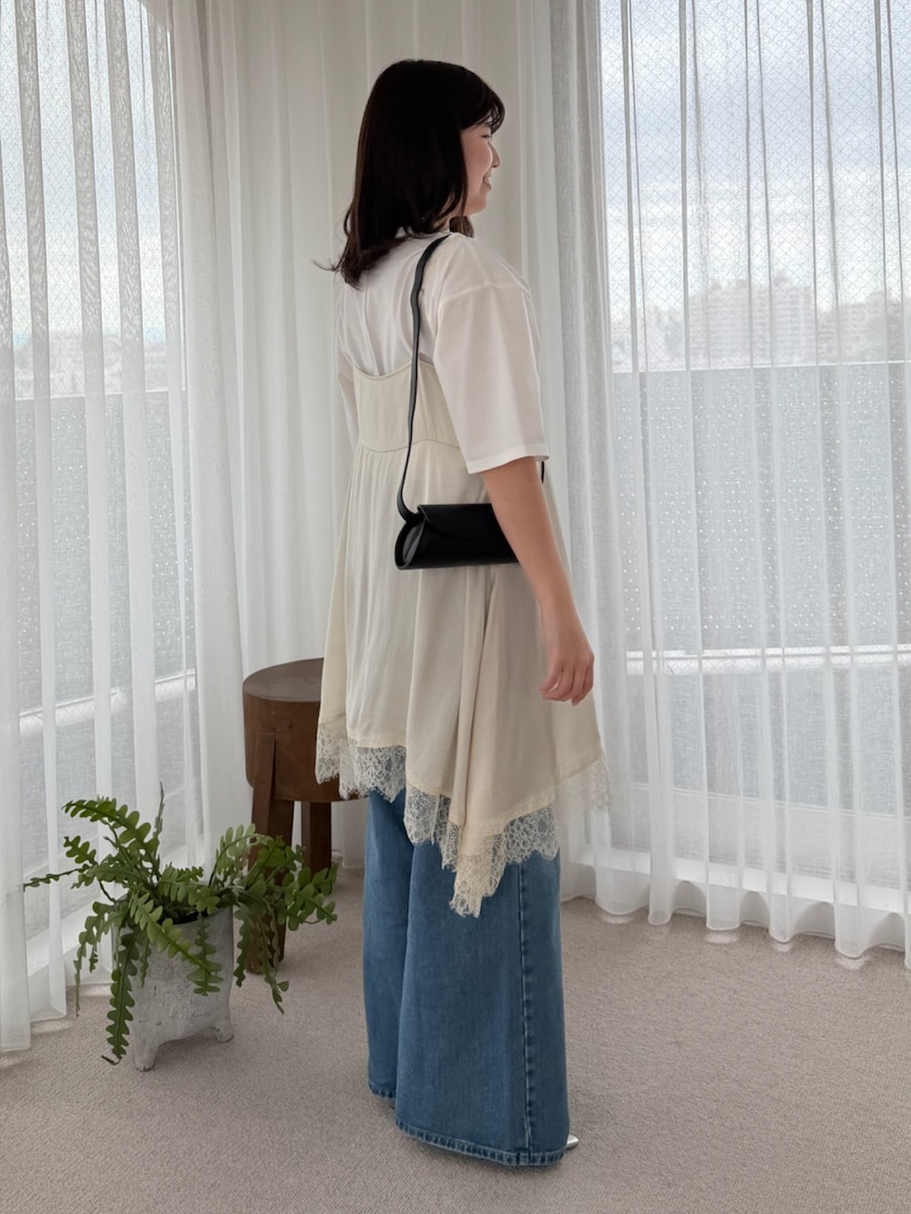 ホワイト系のTシャツ/カットソー、ホワイト系のシャツ/ブラウスを着用したレディースの春コーディネートの2枚目の写真