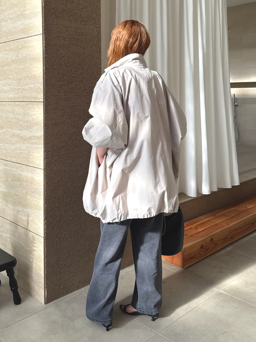 グレー系のモッズコートを着用したレディースの春コーディネートの3枚目の写真