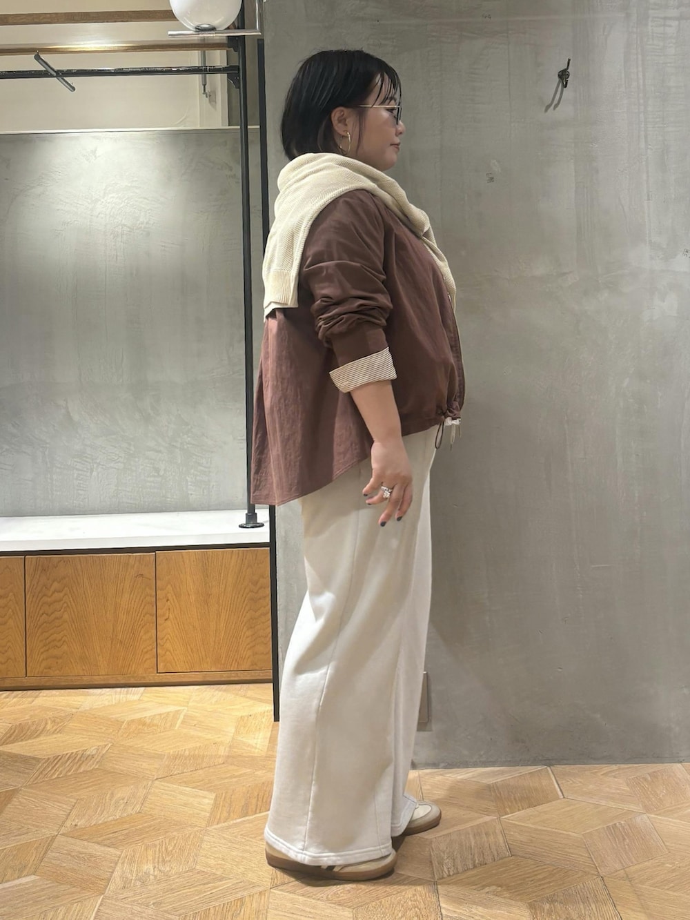 ブラウン系のブルゾン、ベージュ系のスウェットパンツを着用したレディースの秋コーディネートの2枚目の写真