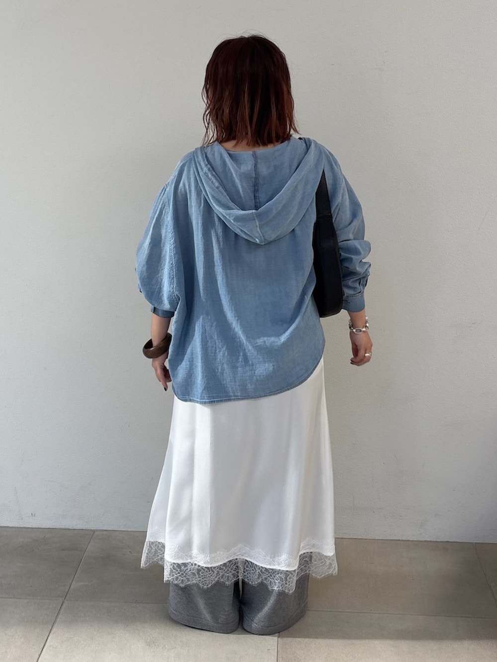 ブルー系のシャツ/ブラウス、ホワイト系のスカート、グレー系のその他パンツを着用したレディースの春コーディネートの3枚目の写真