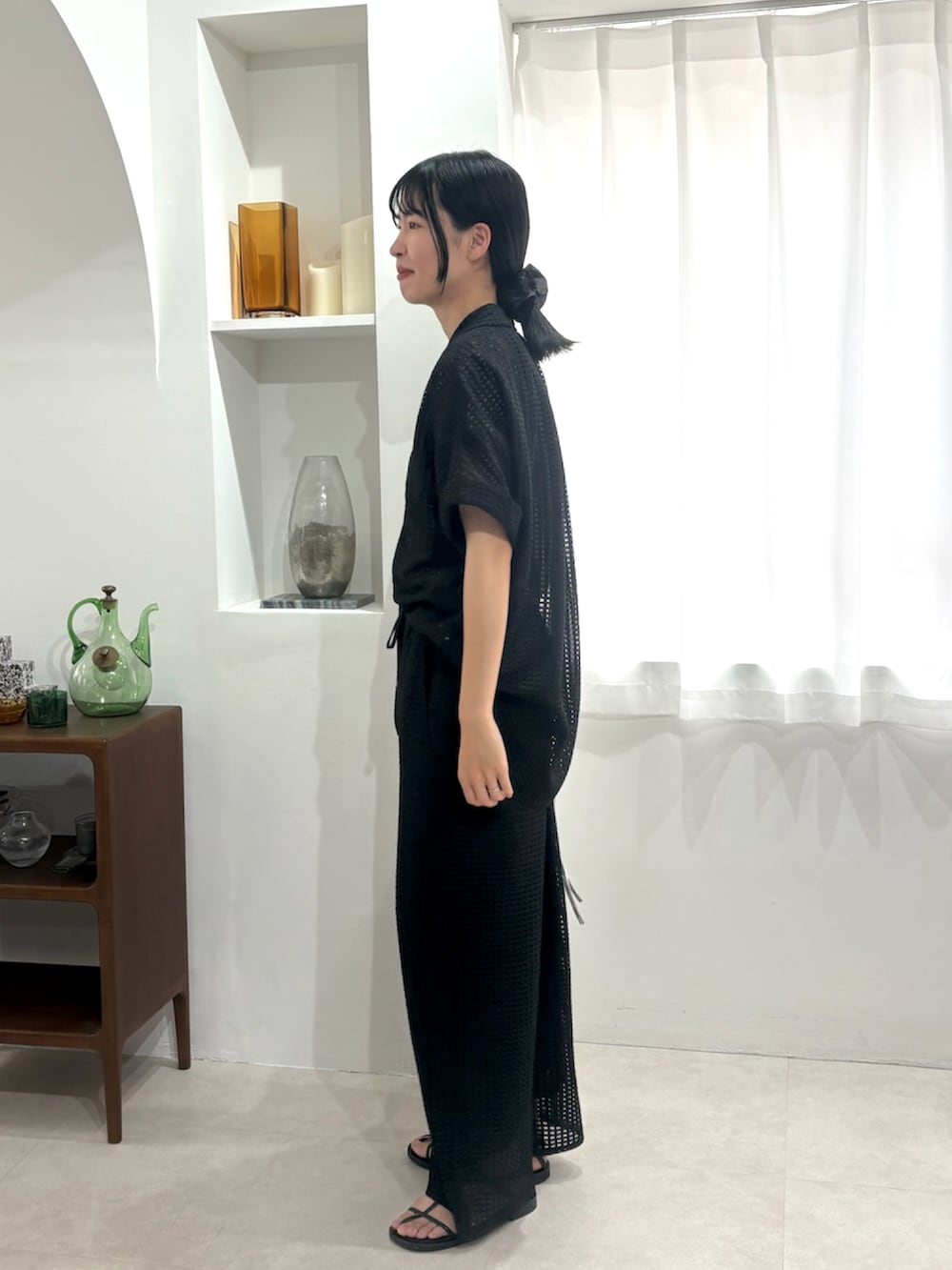 ブラック系のその他パンツ、グレー系のTシャツ/カットソー、ブラック系のシャツ/ブラウスを着用したレディースの夏コーディネートの2枚目の写真