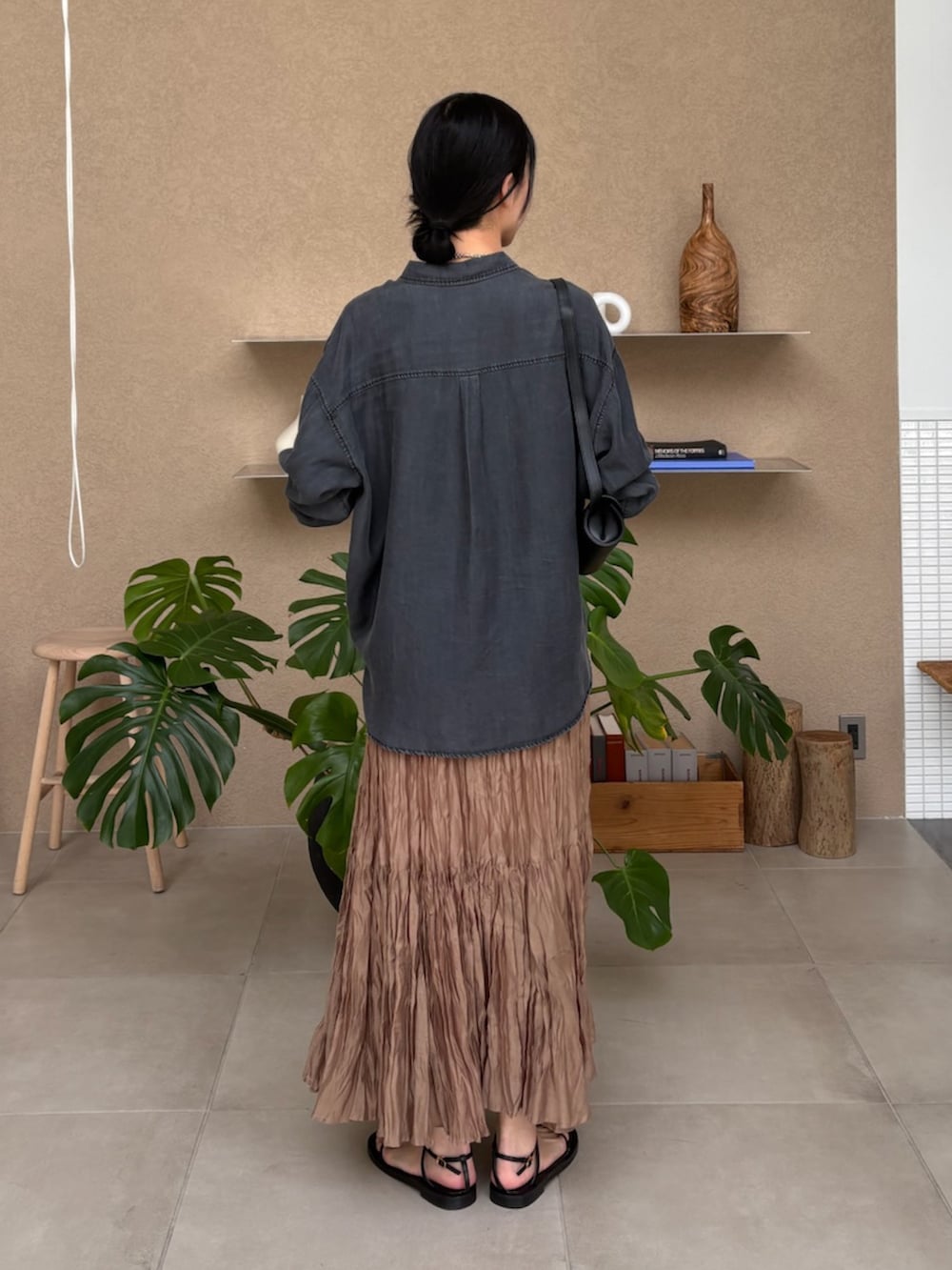 グレー系のシャツ/ブラウス、イエロー系のスカートを着用したレディースの春コーディネートの3枚目の写真