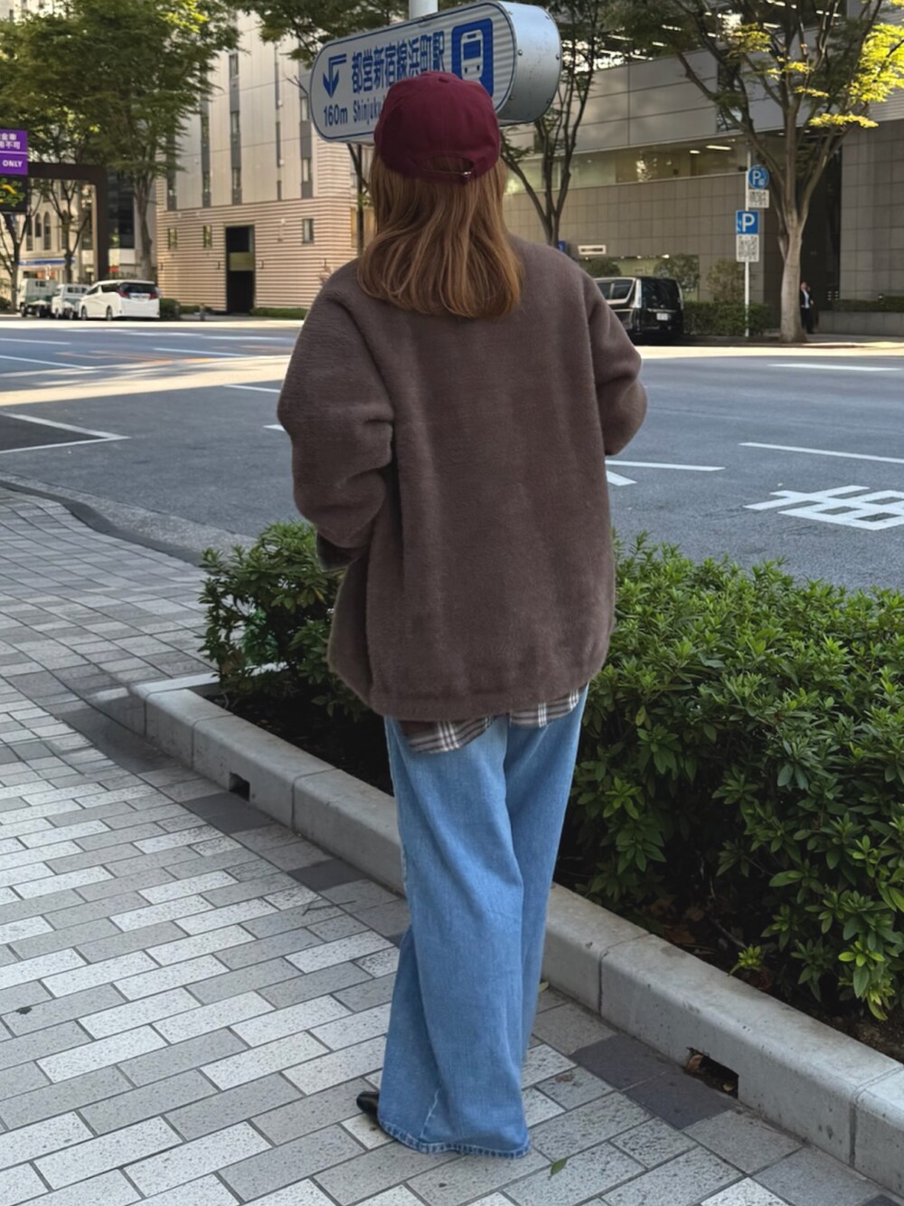 ブラウン系のカーディガン/ボレロを着用したレディースの秋コーディネートの3枚目の写真