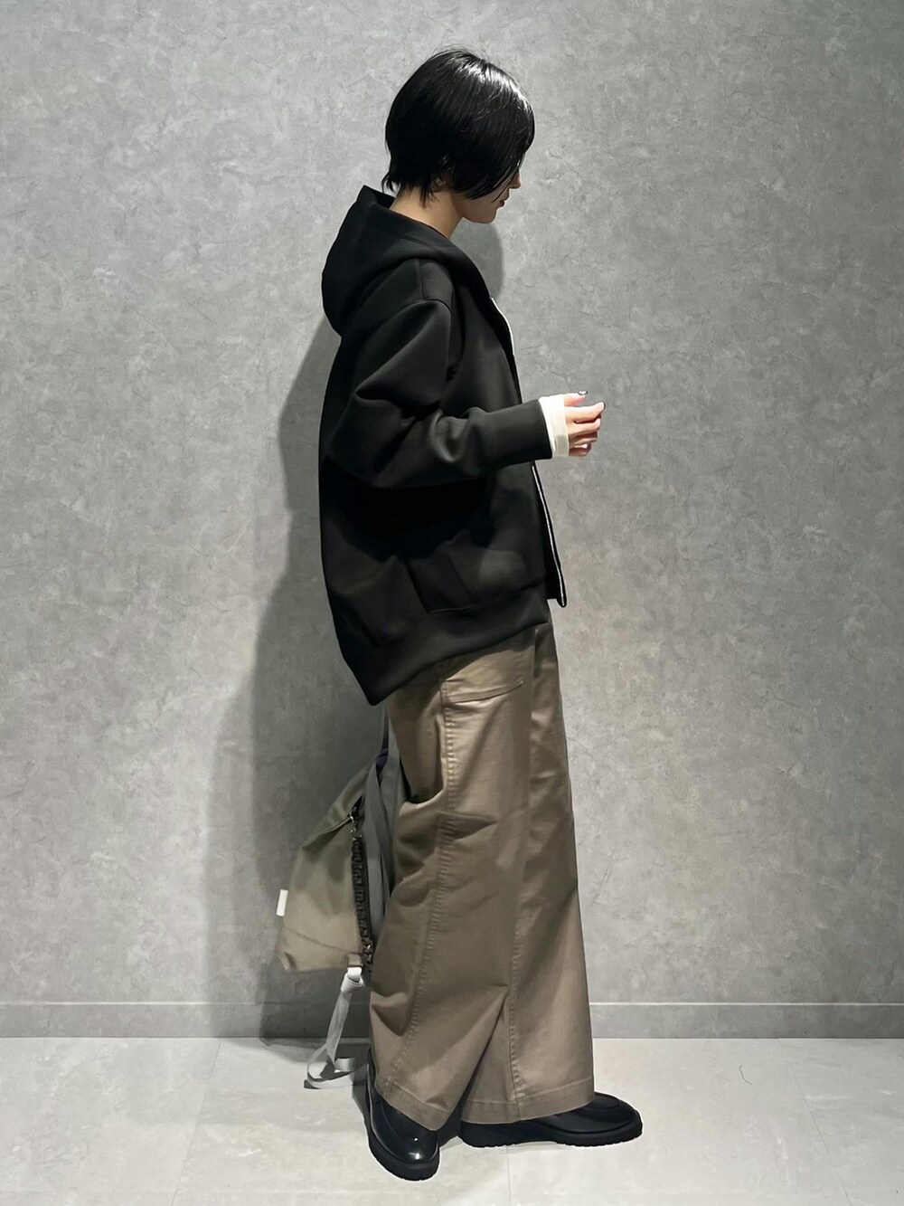 ブラウン系のその他パンツ、ブラック系のパーカー、ホワイト系のTシャツ/カットソーを着用したレディースの秋コーディネートの2枚目の写真