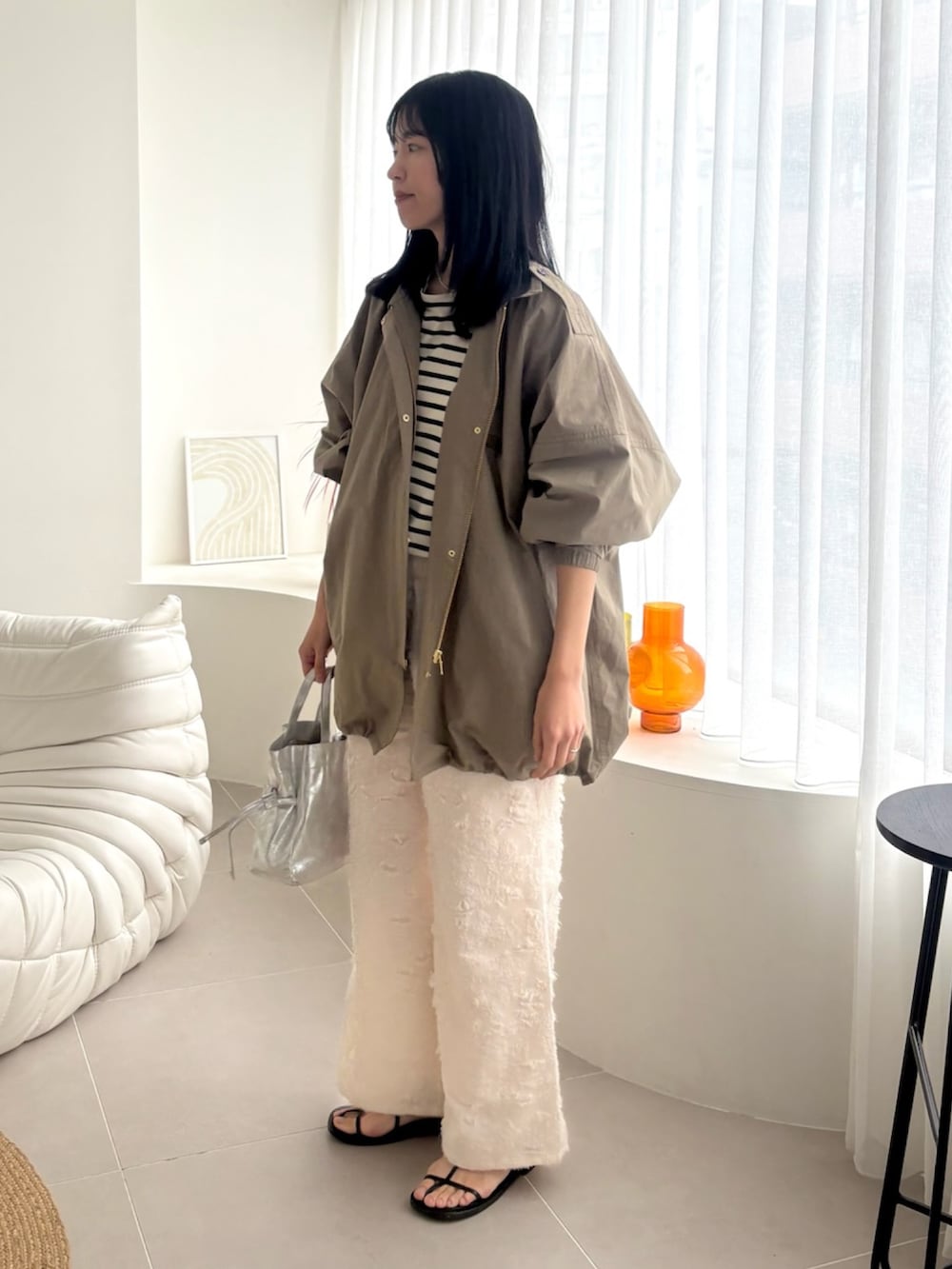 ホワイト系のその他パンツ、グリーン系のモッズコートを着用したレディースの春コーディネートの2枚目の写真