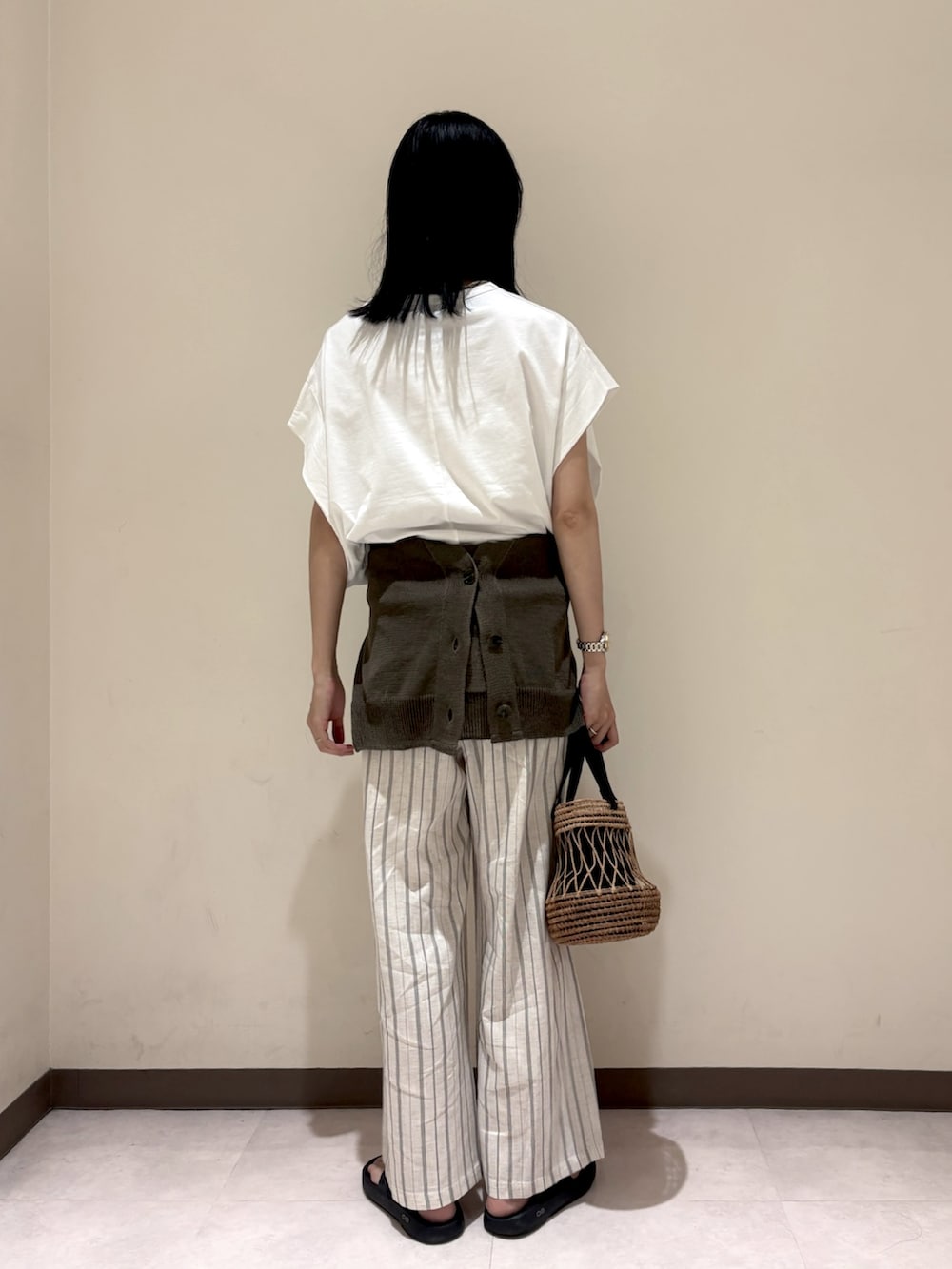 ベージュ系のその他パンツ、ホワイト系のTシャツ/カットソー、グリーン系のカーディガン/ボレロを着用したレディースの夏コーディネートの3枚目の写真