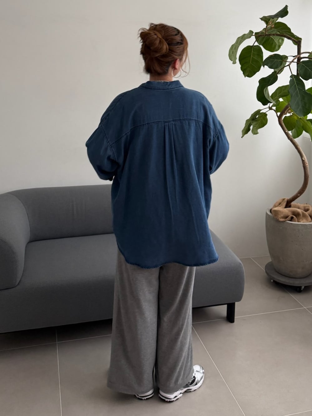 ブルー系のシャツ/ブラウス、ホワイト系のTシャツ/カットソー、グレー系のその他パンツを着用したレディースの春コーディネートの4枚目の写真