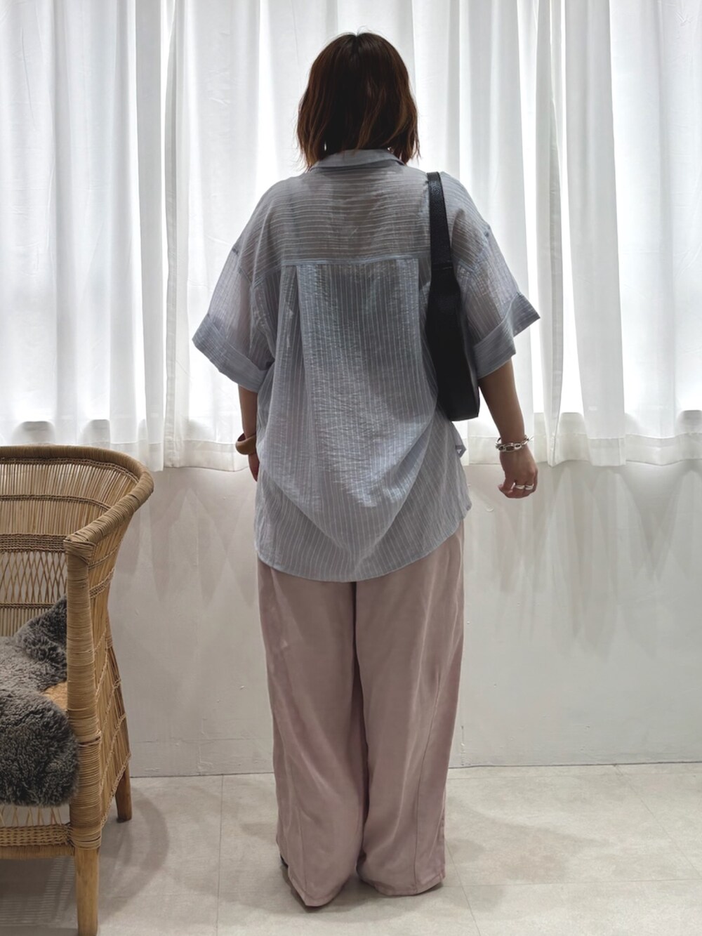 ブルー系のシャツ/ブラウス、ピンク系のその他パンツを着用したレディースの夏コーディネートの3枚目の写真