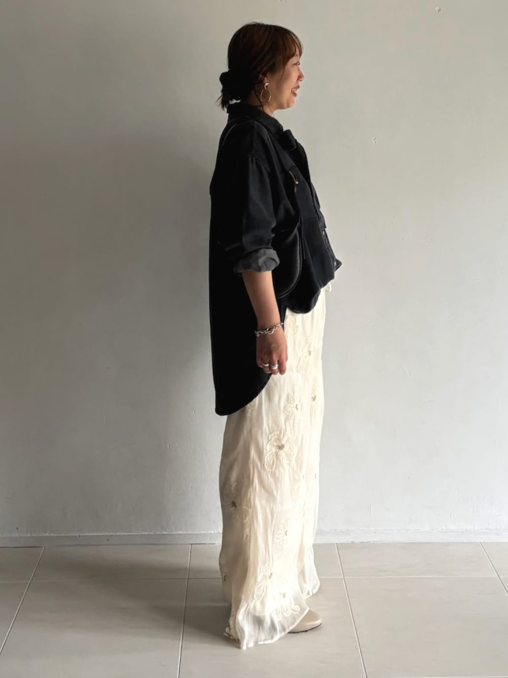 ホワイト系のその他パンツ、グレー系のシャツ/ブラウスを着用したレディースの夏コーディネートの2枚目の写真