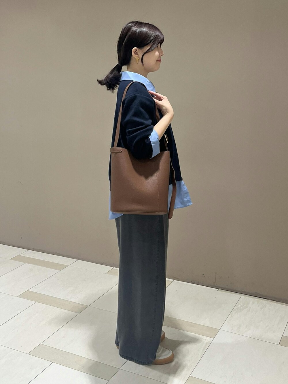 ブルー系のカーディガン/ボレロ、グレー系のデニムパンツを着用したレディースの秋コーディネートの2枚目の写真