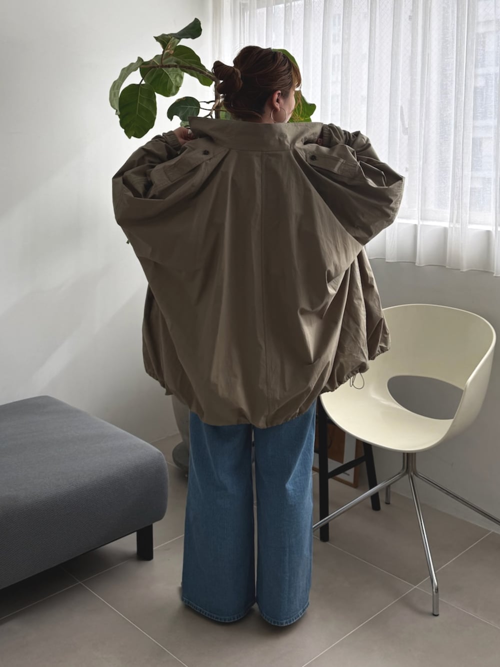 ブルー系のシャツ/ブラウス、グリーン系のモッズコートを着用したレディースの春コーディネートの4枚目の写真