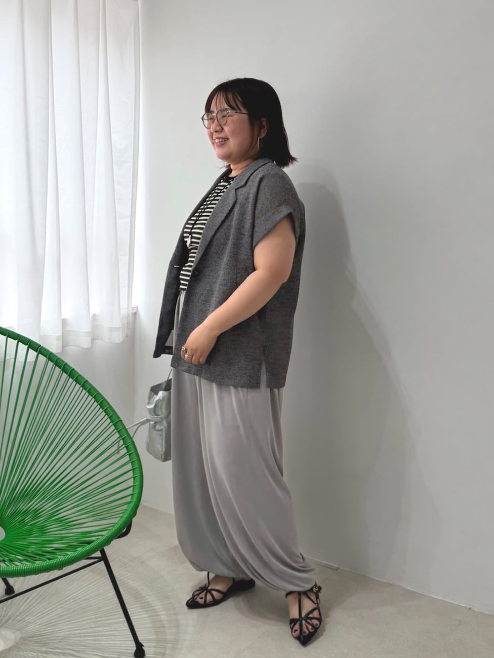 グレー系のデニムパンツ、ブラック系のその他アウター、ブラック系のTシャツ/カットソーを着用したレディースの夏コーディネートの2枚目の写真
