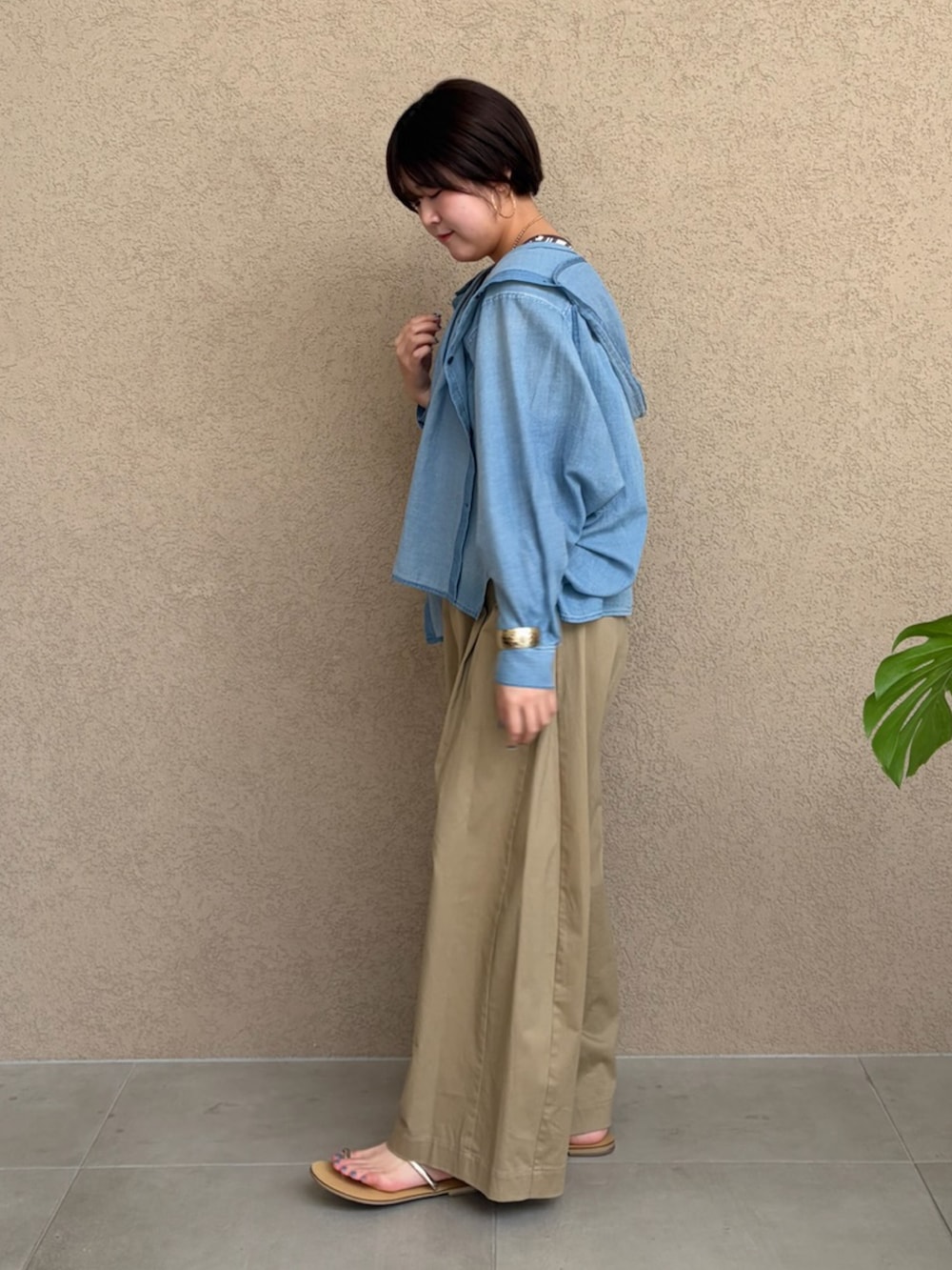 ブラウン系のタンクトップ、ブルー系のシャツ/ブラウス、ベージュ系のその他パンツを着用したレディースの春コーディネートの2枚目の写真