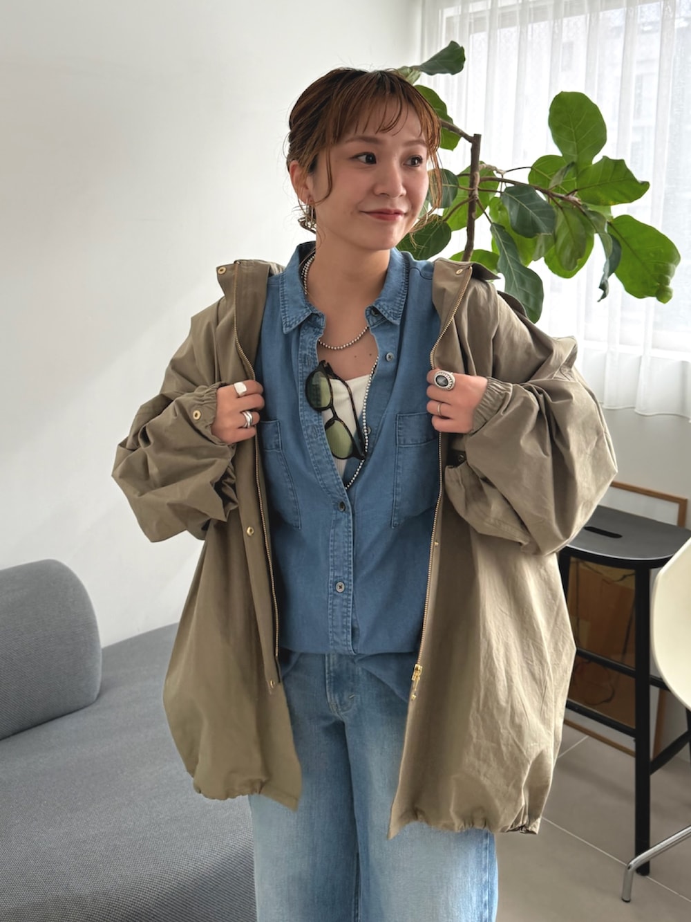 ブルー系のシャツ/ブラウス、グリーン系のモッズコートを着用したレディースの春コーディネートの2枚目の写真