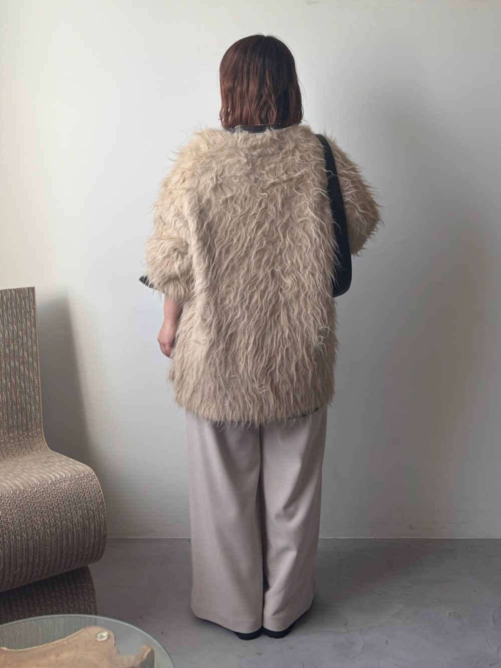 ブラウン系のシャツ/ブラウス、ベージュ系のカーディガン/ボレロ、ベージュ系のその他パンツを着用したレディースの秋コーディネートの3枚目の写真