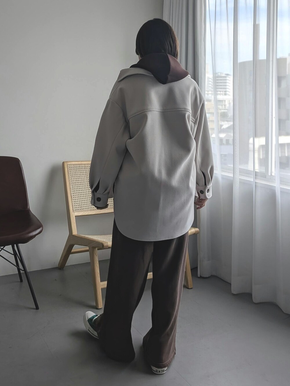 ブラウン系のパーカー、ブラウン系のスウェットパンツ、ベージュ系のその他アウターを着用したレディースの秋コーディネートの3枚目の写真