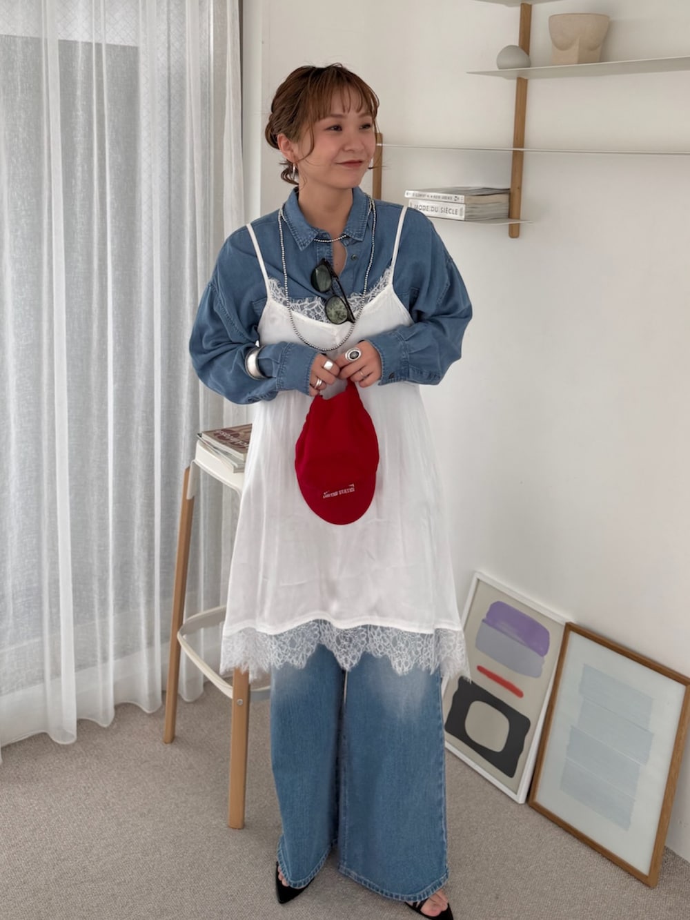 グレー系のモッズコート、ブルー系のシャツ/ブラウス、ホワイト系のシャツ/ブラウスを着用したレディースの冬コーディネートの5枚目の写真