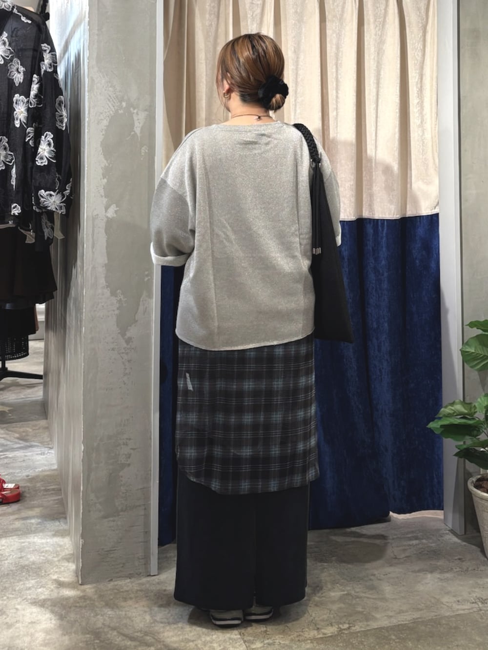 ブラック系のスカート、ベージュ系のTシャツ/カットソー、ブルー系のTシャツ/カットソーを着用したレディースの夏コーディネートの3枚目の写真